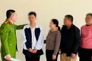 Công an bàn giao nạn nhân cho người thân