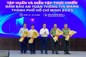 Đồng chí Đặng Minh Thông, Phó Bí thư Thành ủy TPHCM tặng hoa các đơn vị tổ chức