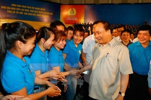 Prime Minister Nguyen Xuan Phuc meets with workers in the central region (Source: VNA)