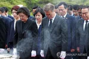 President Moon Jae-in (C) and first lady Kim Jung-sook (L) pay a silent tribute during their visit to the Seoul National Cemetery in southern Seoul on May 10, 2017. (Yonhap)