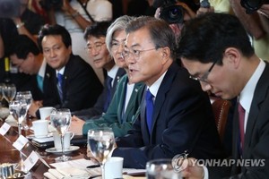 his photo, taken on June 29, 2017, shows President Moon Jae-in (2nd from R) speaking during a meeting with U.S. lawmakers in Washington, D.C. (Yonhap)