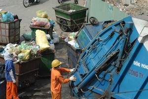 HCM City sanitation workers load waste onto trucks that will carry it to landfills. Three closed landfill sites are planned to become golf courses, parks, and trade centres. — VNA/VNS 