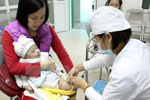 A doctor administers the Quinvaxem vaccine at the Trương Định Ward Clinic in the capital city’s Hai Bà Trưng District. — VNA/VNS