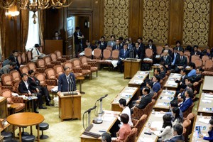 Japanese Chief Cabinet Secretary Yoshihide Suga (central, front) speaks at the parliament in Tokyo, Japan, on Monday. VNS 