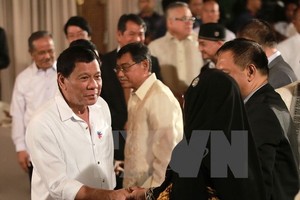 Philippine President Rodrigo Duterte (L) at the Eid al-Fitr in Manila (Source: Xinhua/VNA)