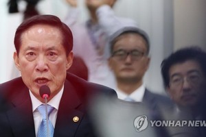 This photo taken on July 31, 2017, shows South Korean Defense Minister Song Young-moo speaking to lawmakers over North Korea's missile threats. (Yonhap)
