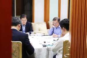 In this photo provided by the presidential office Cheong Wa Dae, South Korean President Moon Jae-in (2nd from R) holds a telephone conversation with his U.S. counterpart Donald Trump at his office on Sept. 1, 2017. (Yonhap)