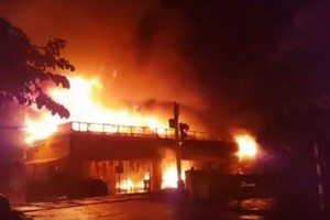 The fire starts on the 1st floor of Thanh Do supermarket