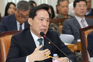 Defense Minister Song Young-moo speaks during a parliamentary session at the National Assembly in Seoul on Sept. 18, 2017. (Yonhap)
