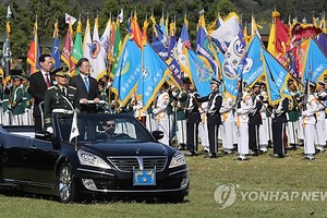 South Korean President Moon Jae-in (R) and Defense Minister Song Young-moo inspect honor guards during an Armed Forces Day ceremony held at the Navy's Second Fleet in Pyeongtaek, Gyeonggi Province, on Sept. 28, 2017. (Yonhap)