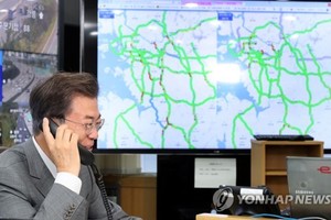 President Moon Jae-in broadcasts live the current traffic conditions as a daily traffic correspondent at the local radio station tbs in Seongnam, south of Seoul, on Oct. 2, 2017. (Yonhap)