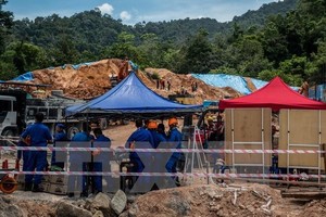Local authorities search for victims of the landslide (Photo: AFP/VNA)