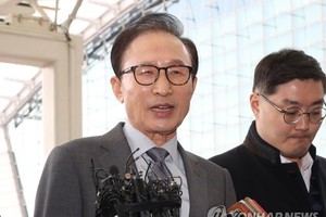 Former President Lee Myung-bak speaks to the press at Incheon International Airport, west of Seoul, on Nov. 12, 2017. (Yonhap)