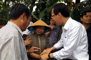 Vice Chairman Le Thanh Liem visits families which damaged due to heavy rains-Photo: Phan Le