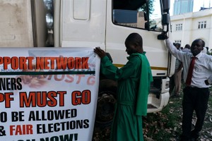 Mugabe resigns, ending 37-year reign over Zimbabwe 