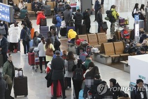 Flight travelers crowd Incheon International Airport west of Seoul on Dec. 25, 2017. (Yonhap)
