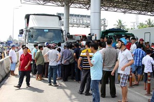 A new regime of exemptions and a 50 per cent fee reduction for commercial vehicles registered in a nearby ward will be applied at the controversial Cần Thơ-Phụng Hiệp toll booth from January 20. – Photo vietnamnet.vn 