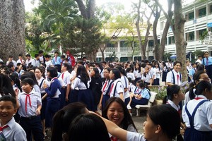 VIDEO: Fire breaks out at high-school Le Quy Don