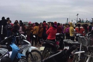 Local residents gather by the sea, awaiting news of the missing fishermen. – Photo dantri.com.vn Viet Nam News 