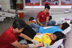 Volunteers join the blood donation activity in the 10th Spring Volunteer Campaign in HCM City (Photo: VNA)