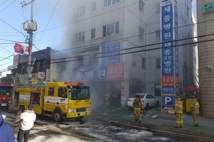 South Korean firemen extinguish a fire in South Korea’s southeastern Milyang city on Friday. — XINHUA/VNA Photo