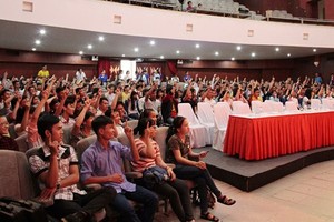 300 Tet gifts handed over students 