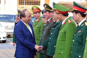 Prime Minister Nguyễn Xuân Phúc extends New Year wishes to the armed forces in Đà Nẵng City on Friday. — VNA/VNS Photo 
