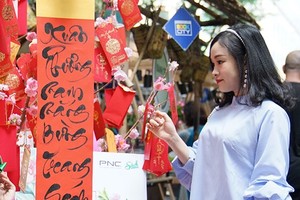 Visitors experience bustle in City Center