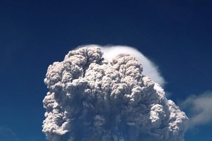 Indonesia raises aviation warnings after Sinabung volcano erupts