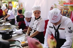 USS Carl Vinson's chefs make Vietnamese dishes