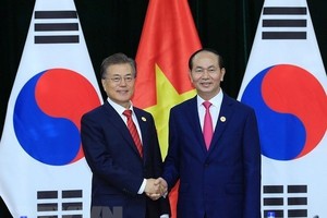 Vietnamese President Tran Dai Quang (R) meets with RoK President Moon Jae-in on the sidelines of the APEC Economic Leaders' Week in Da Nang city in November 2017 (Photo: VNA)