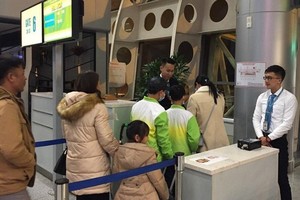 Passengers queuing at Đà Nẵng International Airport. — Photo VNA