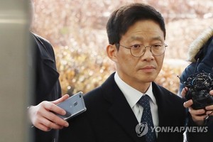 Former senior prosecutor Ahn Tae-geun appears at the Seoul Eastern District Prosecutors' Office on Feb. 26, 2018 to be questioned over sexual misconduct allegations. (Yonhap)