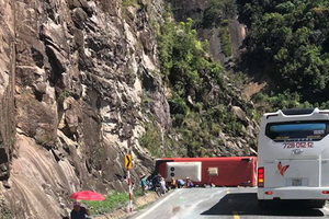 Traffic accident on Khanh Le mountain pass kills 2, injures 15