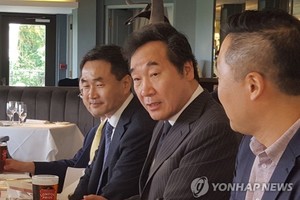 Prime Minister Lee Nak-yon speaks during a lunch meeting with traveling reporters in London on May 27, 2018. (Yonhap)