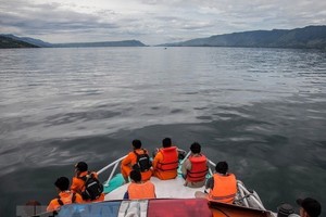 Rescuers search for missing victims in the boat accident in Lake Toba (Photo: AFP/VNA)