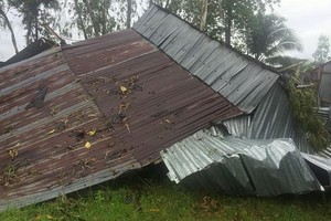 Cyclones blew away the roof of 97 houses in Can Tho