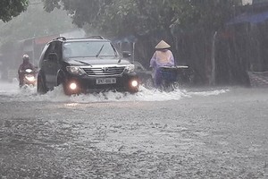 VIDEO: Heavy rains flood Ha Tinh streets