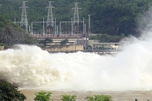 Hoa Binh & Son La hydropower plants open floodgates Photo: SGGP