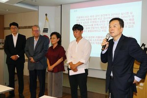 In this photo taken on Aug. 16, 2018, Barun Law partner Jason Ha (R) introduces owners of BMW vehicles that recently caught fire at a press conference in southern Seoul. (Yonhap)
