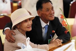 In this photo taken by the Joint Press Corps, Lee Keum-seom, 92, poses with her son, Sang-chol, for pictures at their second group reunion at Mount Kumgang on Aug. 21, 2018. (Yonhap)
