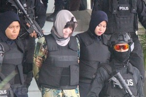 Malaysian police escorted Doan Thi Huong (centre).(Photo: VNA)