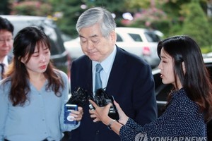 This photo taken on Sept. 20, 2018 shows Hanjin Group and Korean Air Lines Co. Chairman Cho Yang-ho walking into the Seoul Southern District Prosecutors' Office for questioning on a slew of alleged irregularities. (Yonhap)