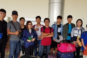Vietnamese students in Palu gather at Palu airport (Source: VNA)