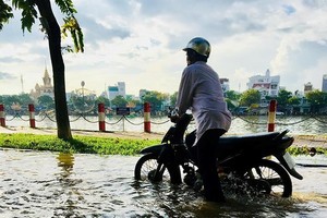 High tides will flood some areas of HCMC Photo: SGGP