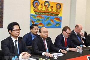 Prime Minister Nguyen Xuan Phuc (the second from the left) at a dialogue session in group with US firms (Source: VNA)