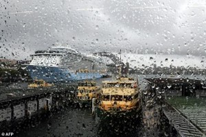 Flooding, traffic chaos as heavy rains lash Sydney 