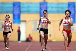 Nguyễn Thị Oanh (giữa) thi đấu không thành công tại giải. Tác giả: NGỌC HẢI 