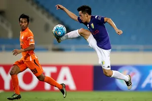 Văn Quyết (phải) lập cú đúp giúp Hà Nội đại thắng. Ảnh: Minh Hoàng