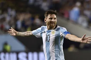 Argentina sống lại hy vọng dự World Cup với Messi
